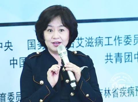 鞠萍参加公益活动登台献唱儿童歌曲：笑容依旧熟悉和蔼！引发回忆杀