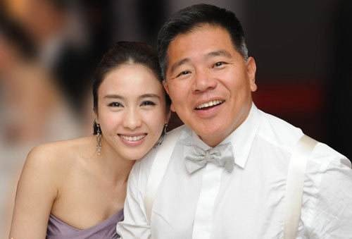 港媒拍到黎姿与丈夫马廷强“同框照”：夫妻俩都甚为低调！少有现身