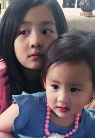 孙莉晒出多多与妹妹在家做甜点合照：两个小家伙“有模有样”干着活