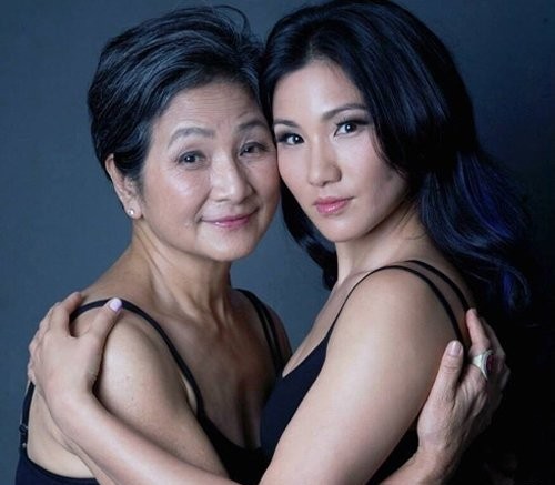 郑佩佩女儿原子惠晒照：母女夸张造型参加聚会！佩佩姐心态超级年轻