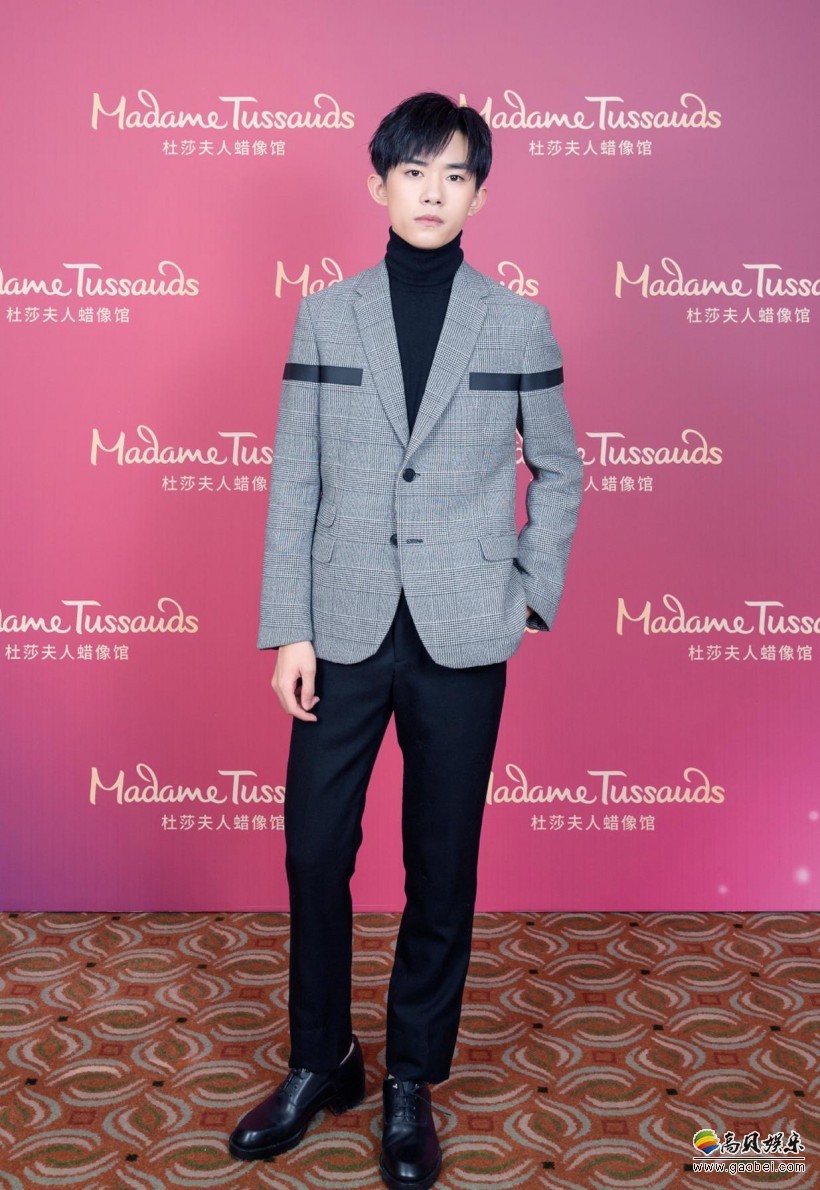 易烊千玺现身上海杜莎夫人蜡像馆：优雅又端庄！彰显出复古文艺气质