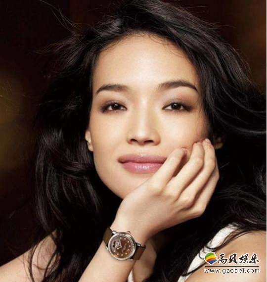 舒淇晒出俏皮美照：扎着马尾，画着烟熏妆，皮肤白皙，尽显可爱气息