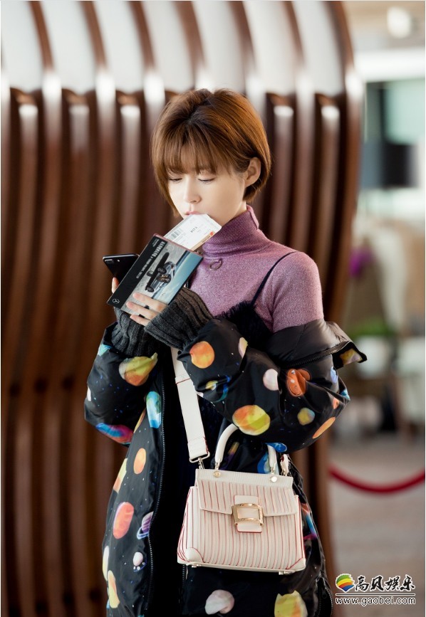 卢杉现身首都机场：梦幻色系毛衫搭配深蓝色吊带纱裙，美丽时尚动人