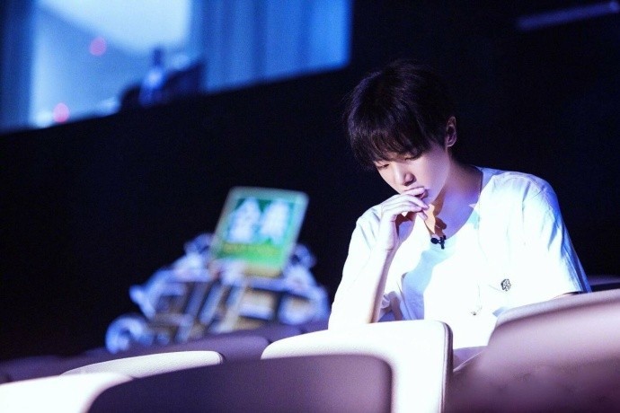 《歌手》华晨宇彩排照片：白色休闲装，少年气息十足，现场深情演唱