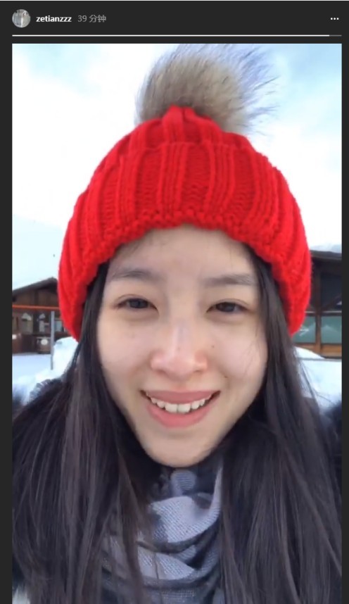 奶茶妹妹章泽天分享视频：戴着可爱小红帽纯素颜出镜，皮肤白皙紧致