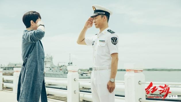 《红海行动》推广曲《军港之夜》致敬经典！当年家喻户晓的流行歌曲