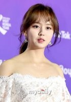 27届首尔歌谣大赏颁奖礼   金所炫亮相红毯白裙秀香肩