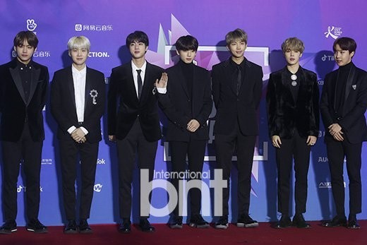 首尔举行第27届歌谣大赏   众多人气偶像盛装出席活动