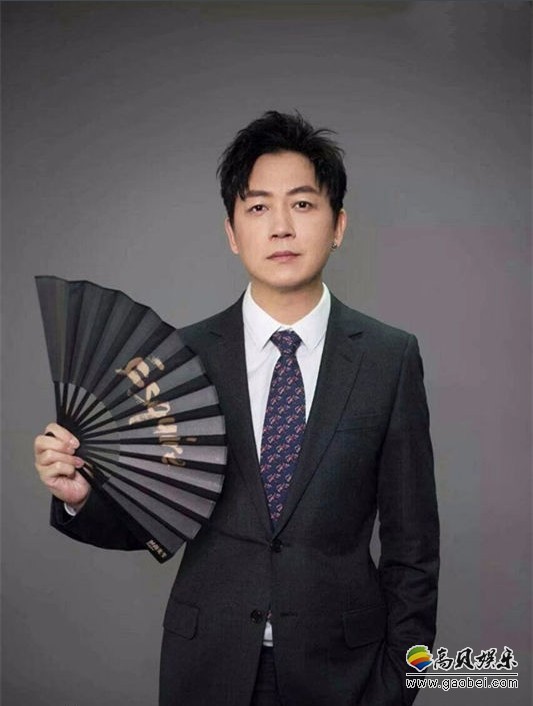 潘粤明腊八节晒照：坐在桌子前，眼睛望向远方做沉思状，非常的帅气