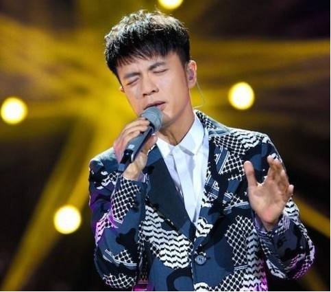 李克勤出席某音乐盛典：当晚下着雨，粉丝们依然站满红地毯支持偶像