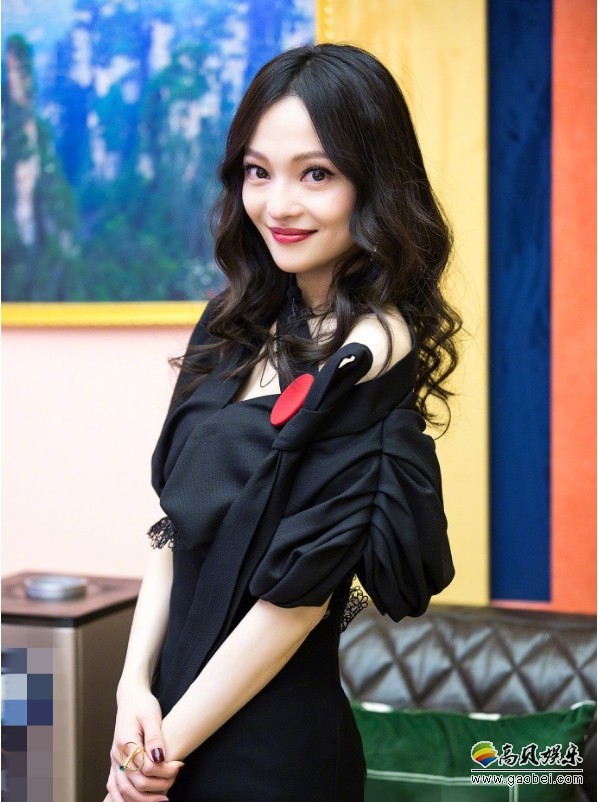 《歌手》张韶涵剧照：黑色长裙，长发披肩展示冻龄美颜，美丽小姐姐