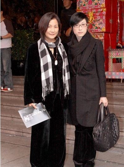 郑佩佩、陈法蓉同框合影照：关系融洽感情亲密！心情愉悦，气氛热烈