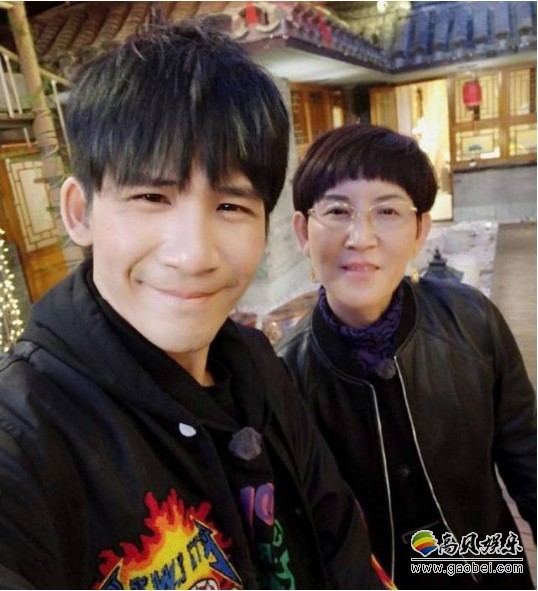《三个院子》大张伟与妈妈寻找童年记忆：母子俩配合默契称霸游戏厅