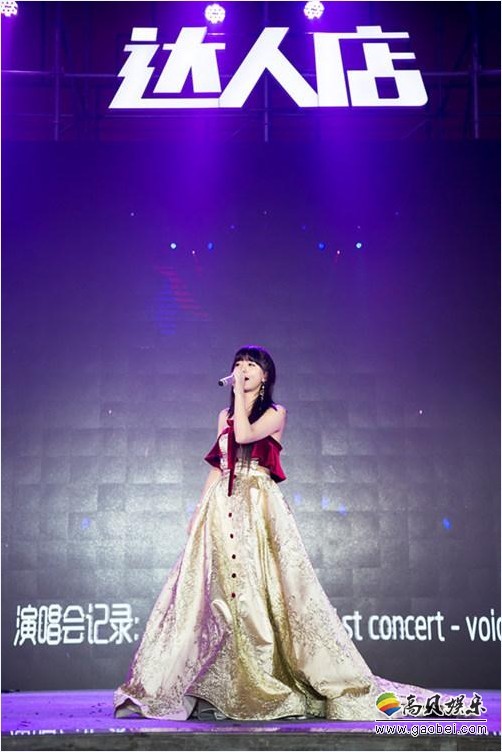 阿兰出席自有美妆品牌活动：红白相间的裙装亮相，活力之中尽显典雅