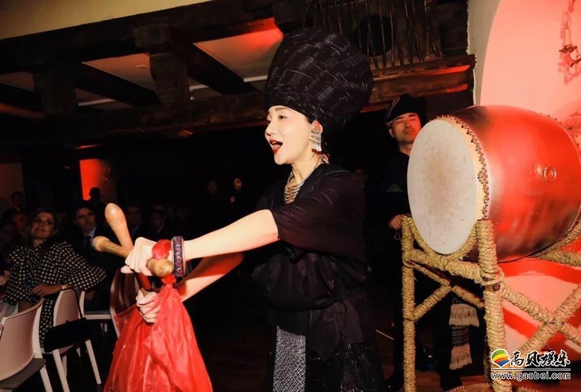 达沃斯论坛“中国文化晚宴”：阿朵《生养之地》中国新·民族音乐表演