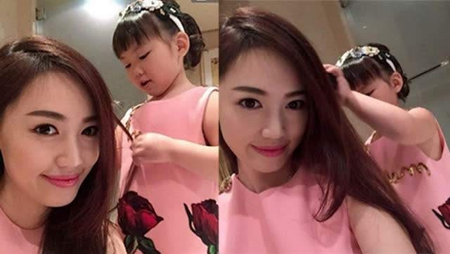 马蓉晒照表示女儿生病了！女儿闭着眼睛趴在床上，小手放在头旁边