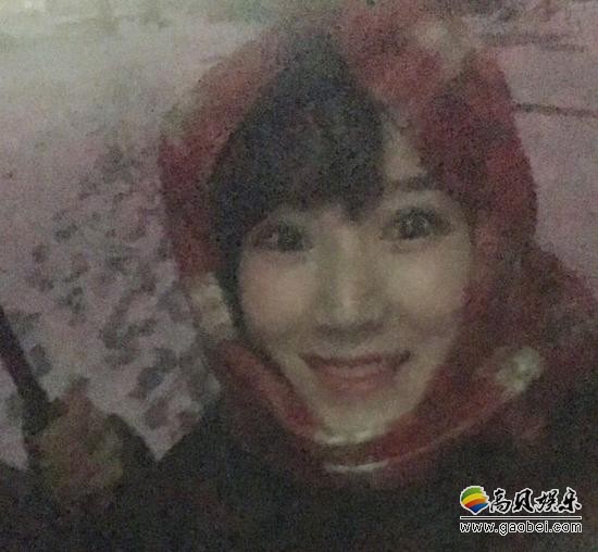 李念分享出门看雪照片和视频：包着红头巾，在雪地里大喊“下雪啦”