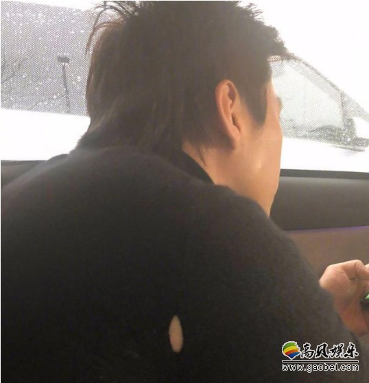 邓超晒出照片：身穿黑色毛衣坐车里玩手机，衣服后面有个不小的破洞