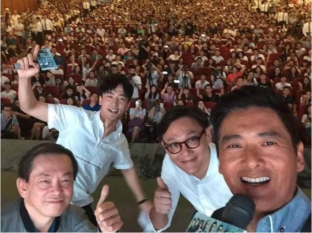 周润发大晒自拍神技：其他人坐等着照相，大家笑容满面，真的好开心