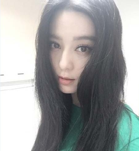 范冰冰微博晒出美照：一头乌发如同海藻般卷曲蓬松，皮肤白皙水嫩