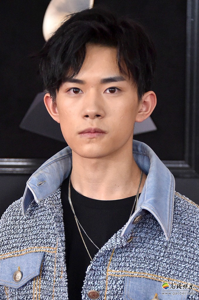 第60届格莱美颁奖典礼举行：易烊千玺拼接式牛仔裤装！帅气亮相