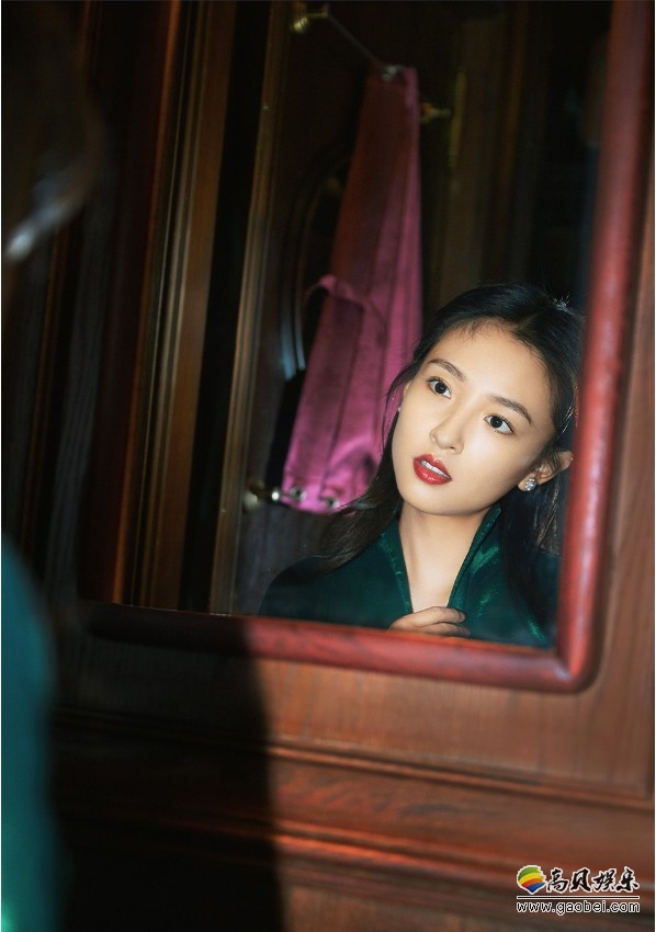 吴倩出席某颁奖盛典：变身淡然恬静的复古少女，优雅灵动清纯可人