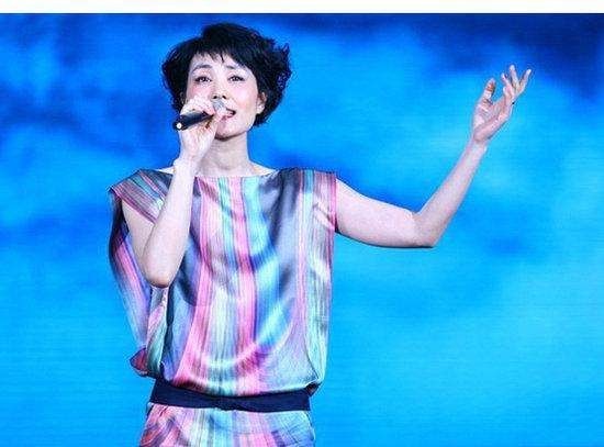 王菲造型师微博晒出朦胧照片：王菲疑似在为春晚试妆！朦胧美感