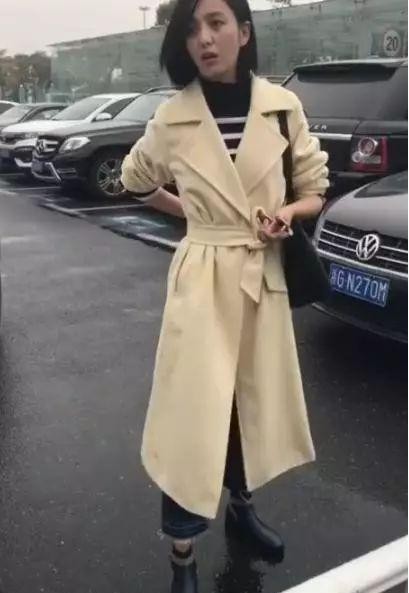 网友偶遇佟丽娅素颜出行：笑容甜蜜，气质超棒，与妆后差别不大
