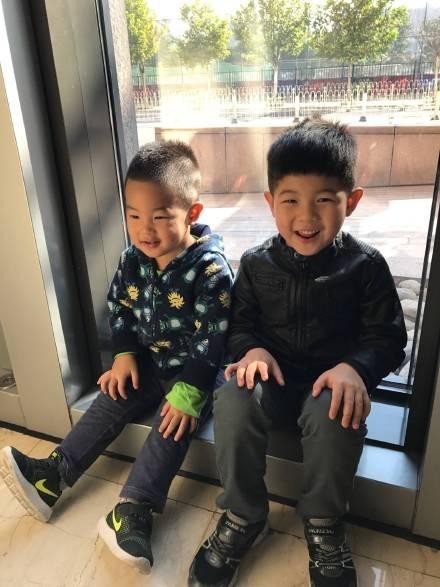 胡可晒出儿子安吉和小鱼儿照片：兄弟俩对着镜头摆出表情与造型