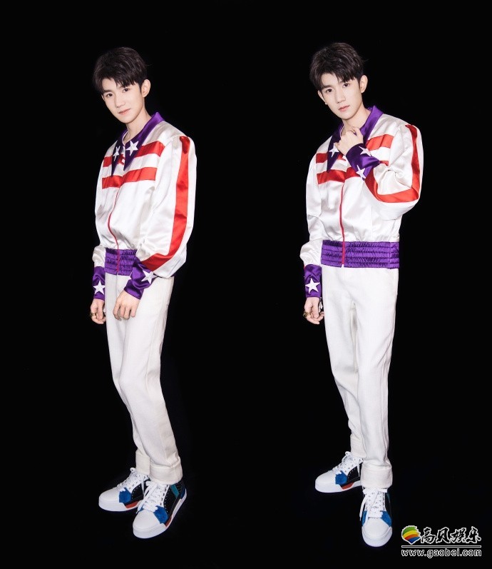 工作室微博曝光写真：王源穿着五角星垫肩套装，造型既时尚又复古