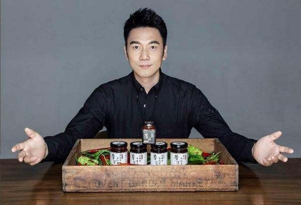 网友偶遇林依轮在超市卖辣酱：身穿超市工服、头戴员工帽！帅气有型