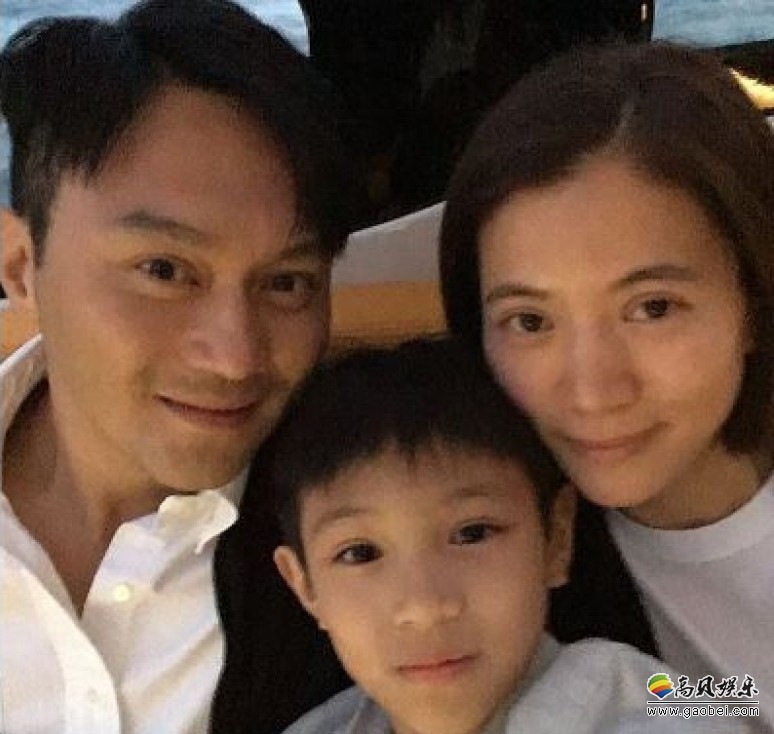 香港艺人袁咏仪和张智霖儿子张慕童(魔童)：社交网站分享踩滑板短片