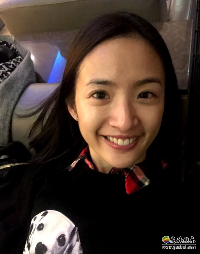 林依晨晒出机场搞怪自拍照：展露清新素颜，眼神与周围路人搞怪互动