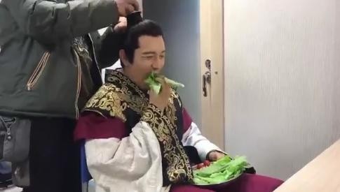 黄晓明身穿古装戏服：为减肥坐在化妆间吃着生菜，一会生菜就被吃光