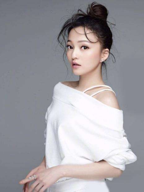 张韶涵晒出马尔代夫海边自拍：白色蕾丝纱裙，露出小蛮腰，仙气十足