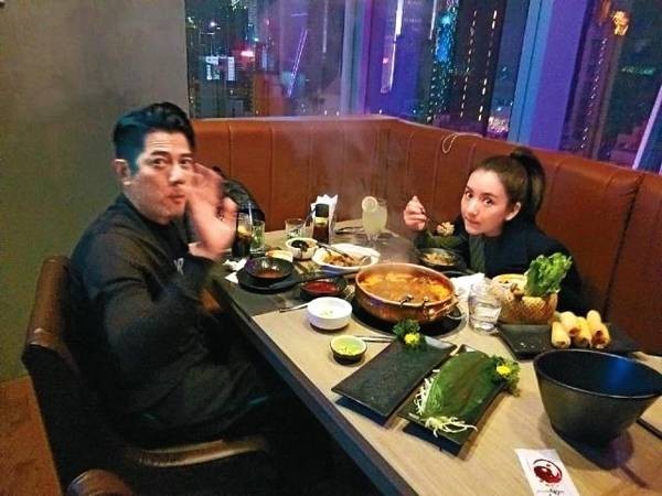郭富城与娇妻方媛穿上黑色情侣装：去铜锣湾新开的星级火锅店用餐