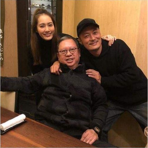 余文乐晒出妻子王棠云、老板林建岳合照：十分般配，看上去很开心
