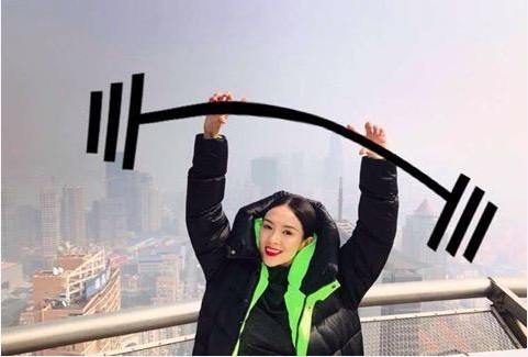 章子怡晒自拍照：身穿黑色羽绒服！站在露台，双手举过头顶比圆形