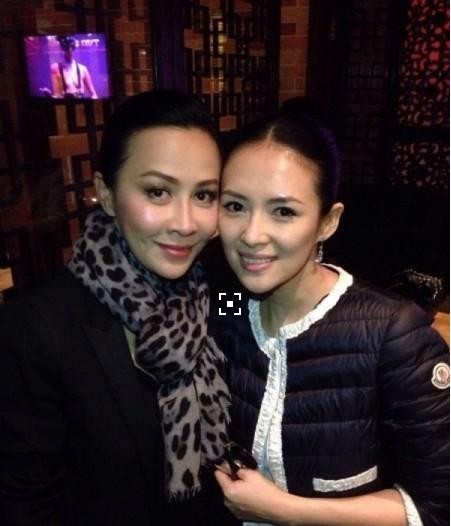 刘嘉玲晒出章子怡亲密合影：两人亲密头挨头！看上去十分甜蜜友好