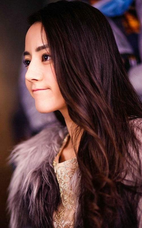 迪丽热巴晒美照：戴着绒线帽，头发随意披散，嘟嘴卖萌，俏皮漂亮