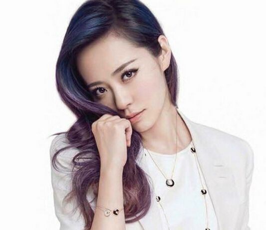 张靓颖晒出路边自拍：扎着丸子头，戴黑框眼镜素颜，不忘嘟嘴卖萌