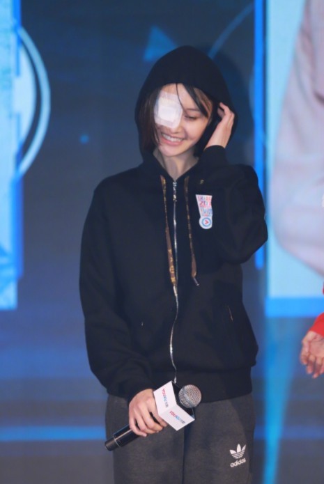 综艺《这就是铁甲》发布会前郑爽意外摔伤：郑爽纱布遮面登台，形色憔悴