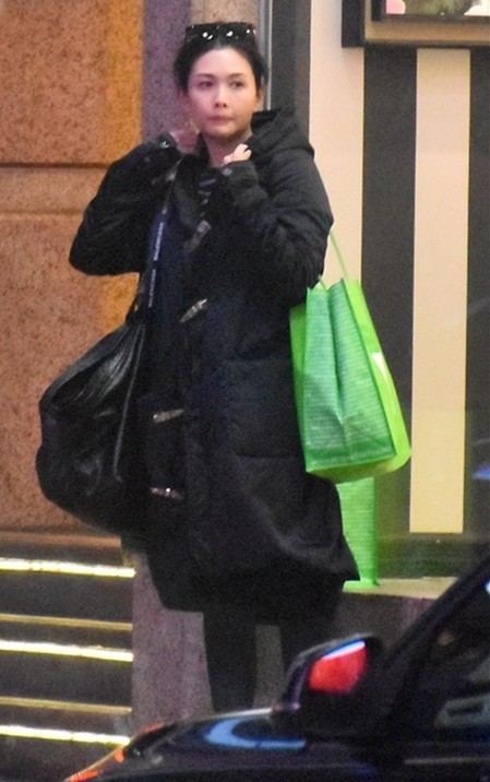 邱淑贞逛街被拍：黑色大衣紧身运动裤！造型轻便，脸部紧致五官犹如当年