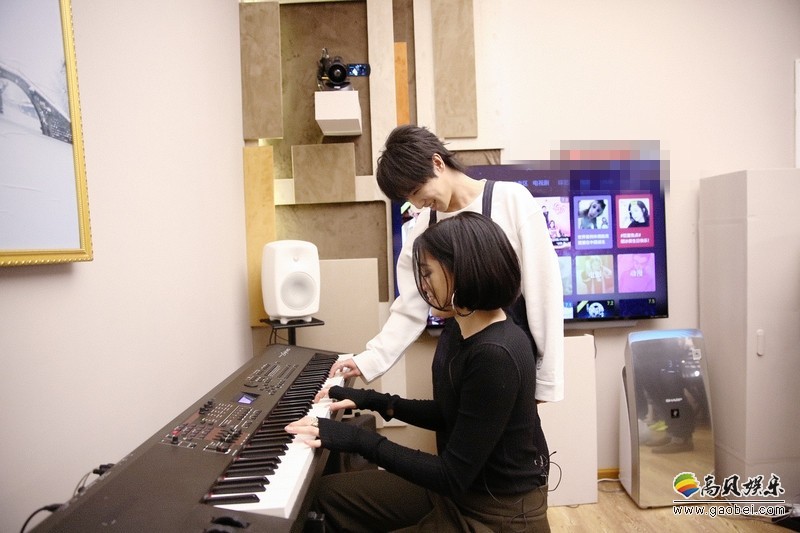 《歌手》华晨宇和结石姐后台合作弹琴剧照：两人即兴上演“四手联弹”