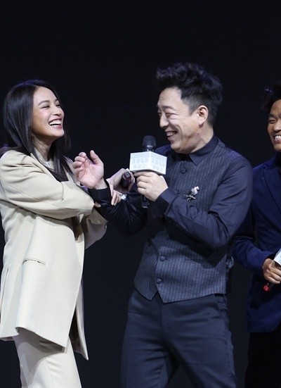 舒淇通过微博曝光：黄渤处女电影主创合影！舒淇与众主创们开心合照