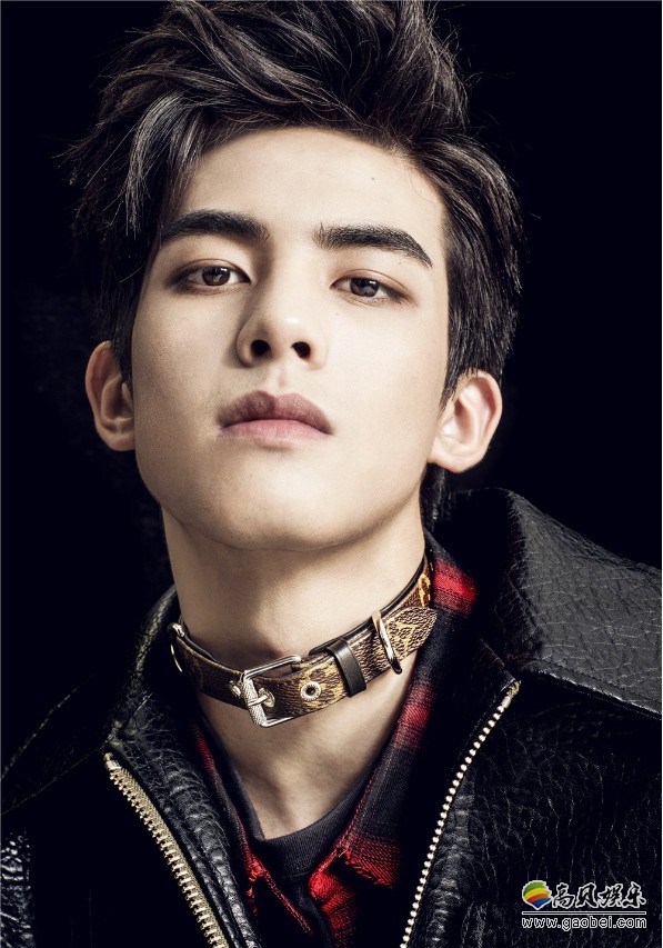 宋威龙写真：坚毅冷峻野性十足，随性洒脱，帅气装扮尽显朋克魅力