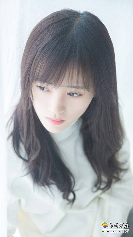 鞠婧祎晒出雪地写真：穿着小西服撑起雨伞漫步雪中，甜美可爱笑容