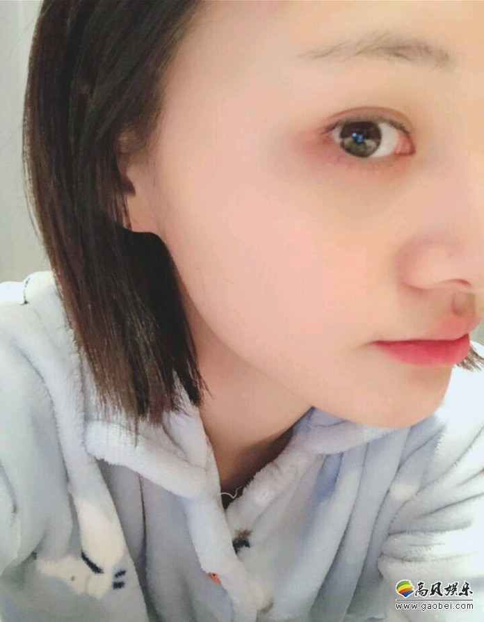 郑爽晒出最新美照：身穿棉绒睡衣出镜，纯素颜清新甜美，皮肤白皙