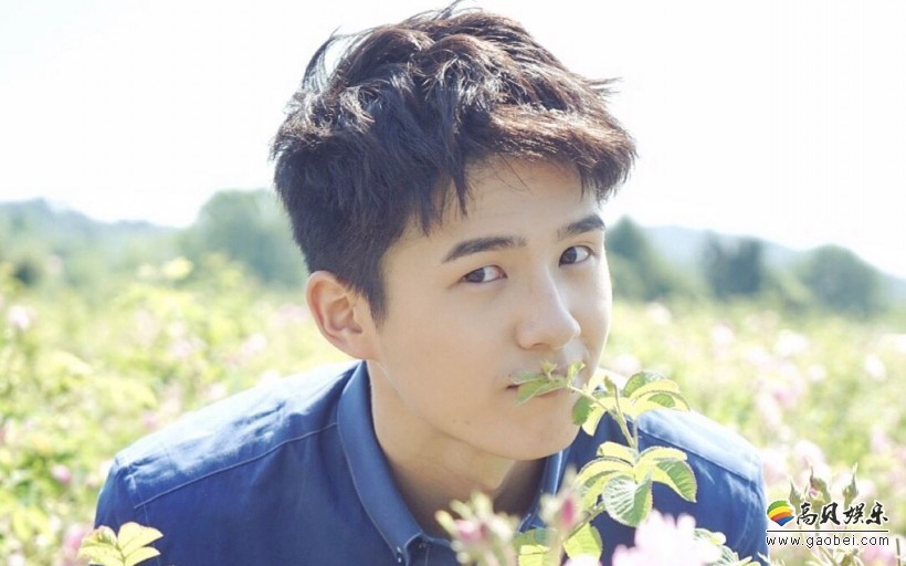 刘昊然清新装扮登上湖南小年夜春晚：呆萌比心却暴露了手中的小抄