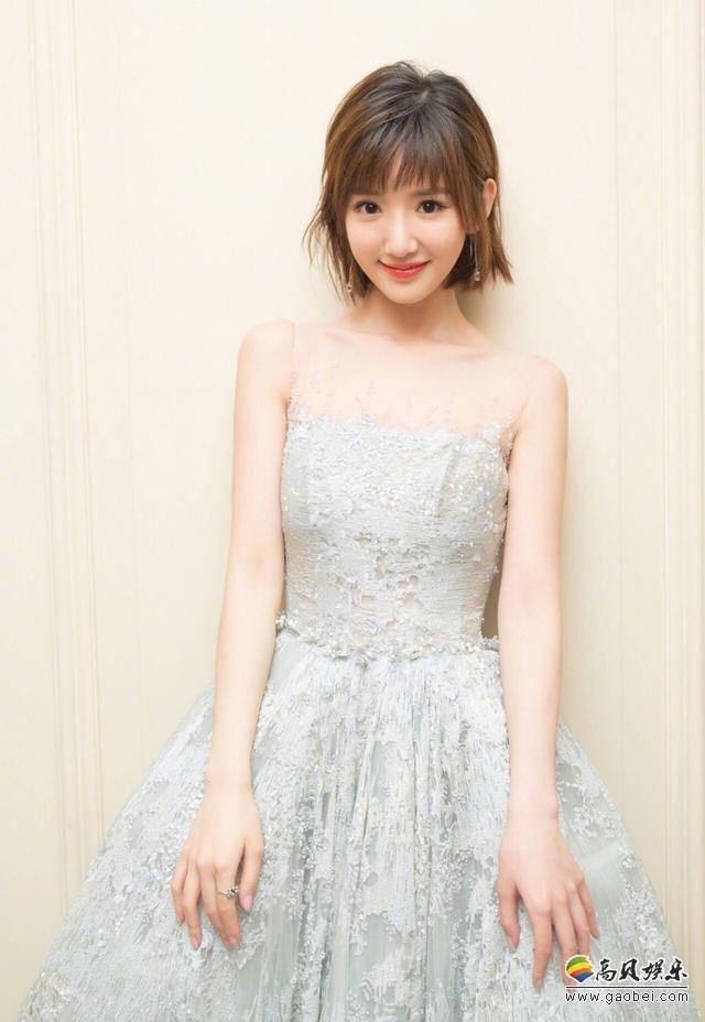 毛晓彤微博晒出一组美照：身穿白色抹胸礼服，眼神清澈，秀出香肩